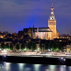 Nacht panorama Nijmegen van Anton de Zeeuw
