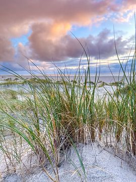 Sunset on the beach by Dirk Rüter