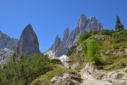 Wanderweg durch die rauen Dolomiten Berge
