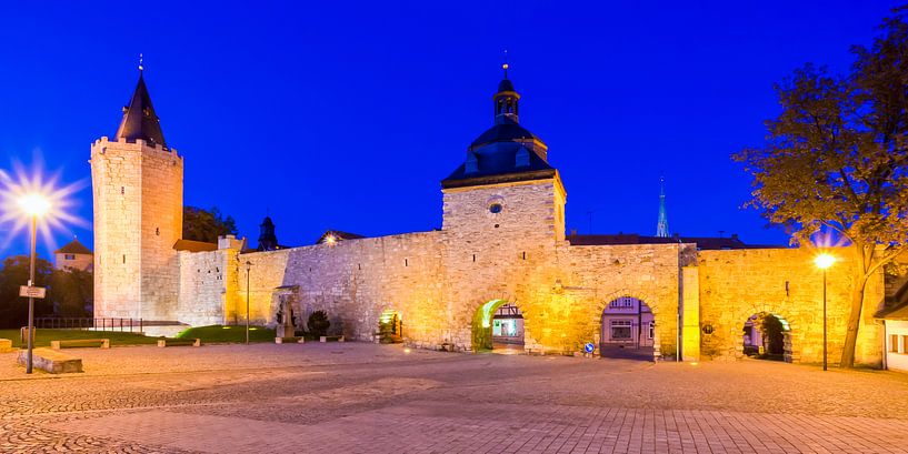 Historische vestingwerken in Mühlhausen 's nachts van Werner Dieterich