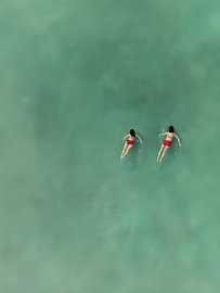 Schwimmende Mädchen von IamHomeStudio