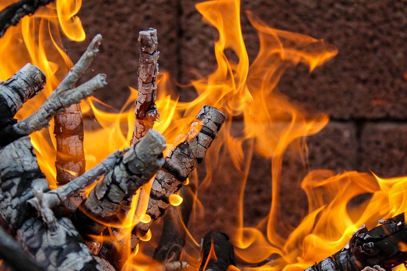Hintergrund, Textur mit lodernden orangen Flammen von Reiner Conrad
