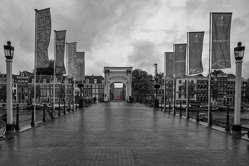 De Magere brug in de regen.