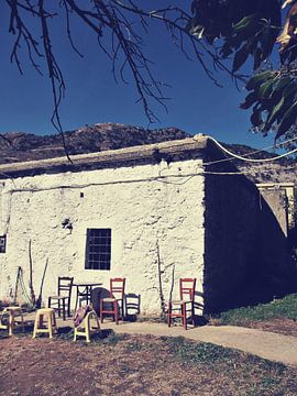 Kreta. Schuurtje met stoelen.