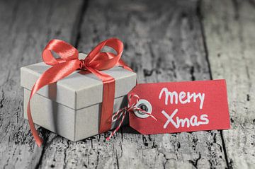 Boîte à cadeaux de Noël avec carte de vœux Merry Xmas sur Alex Winter