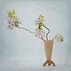 Lente stilleven met bloesmtakken . van Saskia Dingemans