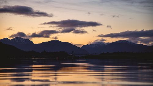 zonsondergang op een meer in Schotland, het eind van een schitterende dag