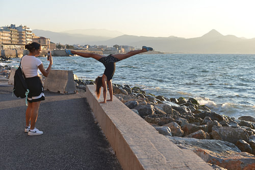 Akrobatischer Handstands-Überschlag  an der Mole in Heraklion