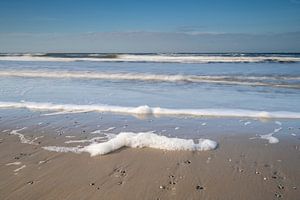 Schuim op het strand van Richard Gilissen