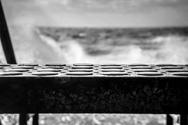 Traptrede bij storm aan boulevard by Roland van Tilborg