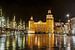 Het mooi verlichte stadhuis van Goes reflecteert in de natte klinkers van het plein van Gert van Santen