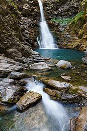 Wasserfall in einer Kalksteinschlucht