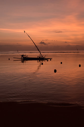 Bootje bij zonsopkomst op Bali 1