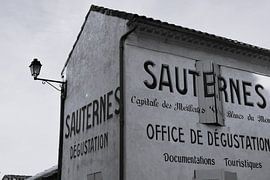 Image en noir et blanc d'une salle de dégustation dans le village viticole de Sauternes, dans la région viticole de Bordeaux, en France. sur Studio LE-gals
