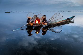 PÊCHEUR AT SUNRISE vist ON WAY TRADITIONNEL AU LAC INLE AU MYANMAR. Avec un panier du poisson est ca