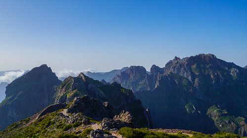 Madeira - Pico do Arieiro bergpad met groene rotsen