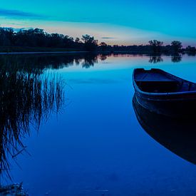 Roeiboot bij Blauw uurtje van Bert Molenaar