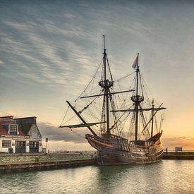 VOC ship the 'Halve Maen' in the harbor of Volendam by John Leeninga