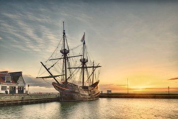 VOC ship the 'Halve Maen' in the harbor of Volendam by John Leeninga