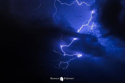 Dancing Lightning Bolts: Breathtaking photo of Nature Violence