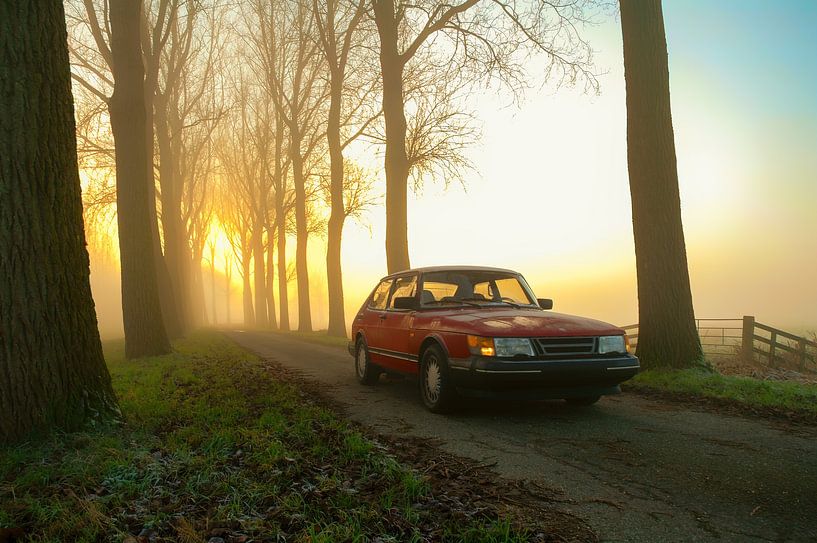 Saab 900 Turbo op een landweggetje van Sjoerd van der Wal Fotografie