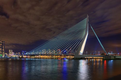 Rotterdam Erasmusbrug bij nacht