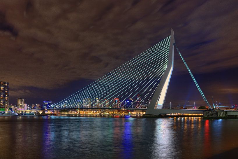Rotterdam Erasmusbrug bij nacht van Peet de Rouw
