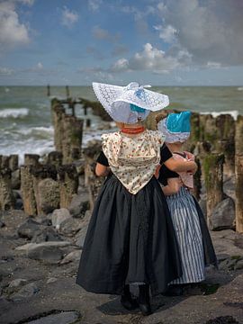 Zeeuws meisjes in Arnemuidse dracht. van Lisette van Peenen