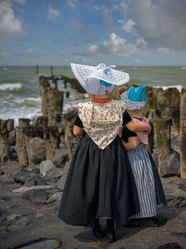 Zeeuws meisjes in Arnemuidse dracht.
