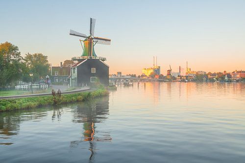 L'homme de maison sur le Zaanse Schans dans la brume du matin
