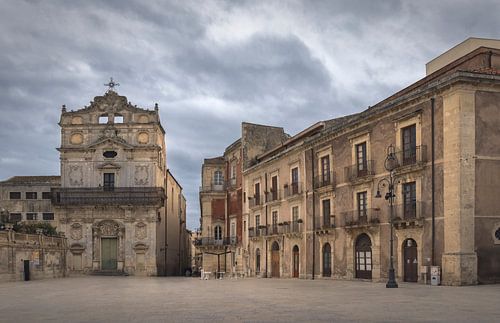 Une architecture envoûtante à Ortigia, Syracuse, sous un ciel maussade,