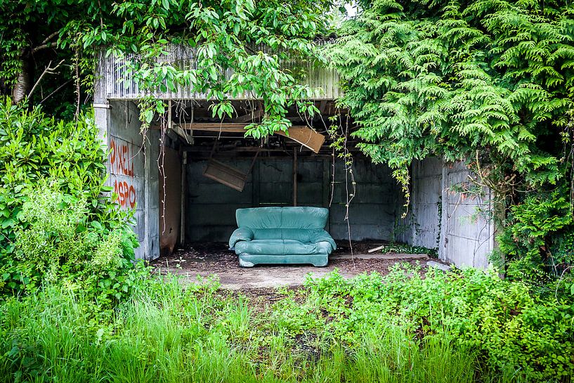 Verlaten sofa van Koen Mol