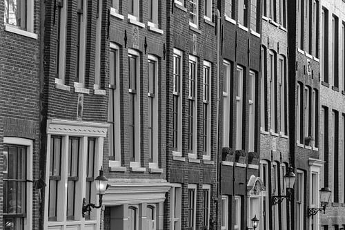 Gevels van panden aan de gracht in Amsterdam