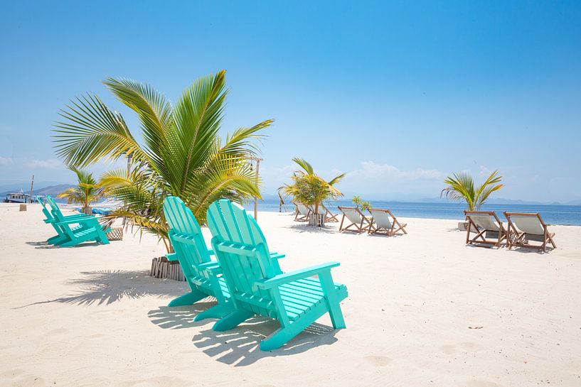 Witzand met uitzicht op zee op een paradijselijk strand resort op een onbewoond eiland van Michiel Ton