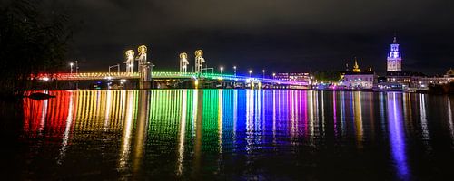 Kampen stadsbrug verlicht in regenboogkleuren