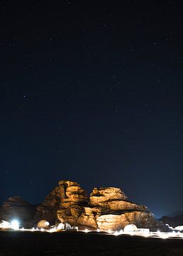 Wadi Rum Jordan op een sterrenhemel in Jordanië van Robert Styppa
