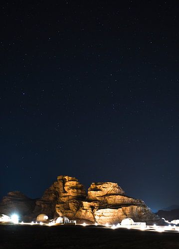 Wadi Rum Jordan op een sterrenhemel in Jordanië