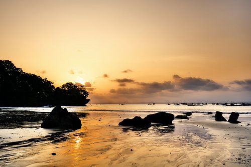 Reflets lumineux et barques traditionnelles au crépuscule