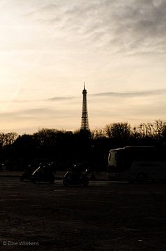 Parijs - De Eiffeltoren tijdens de zonsondergang van Eline Willekens