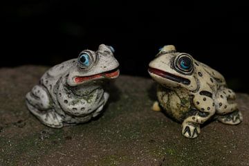 statue of frogs by manon vermeulen