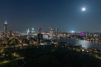 De skyline van Rotterdam met een verlichte Feijenoord Stadion De Kuip tijdens de klassieker