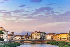 Le fleuve Arno dans la lumière du soir à Pise sur Marc Venema