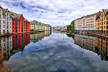 Uitzicht op Ålesund in Noorwegen van Stefan Dinse