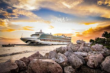 Cruiseschip in Otrobanda, Curacao. van Eiland-meisje