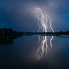 Bliksem gereflecteerd in de Loire von Michael Echteld