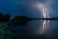 Bliksem gereflecteerd in de Loire