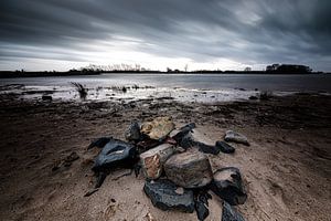 Stormachtig weer aan de rivieroever (Pannerden, Arnhem) van Eddy Westdijk