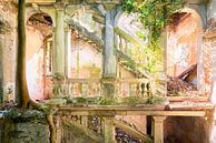 Treppenhausruine in einer verlassenen Villa. von Roman Robroek Miniaturansicht