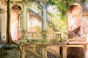 Treppenhausruine in einer verlassenen Villa. von Roman Robroek – Fotos verlassener Gebäude