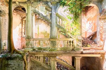 Treppenhausruine in einer verlassenen Villa.